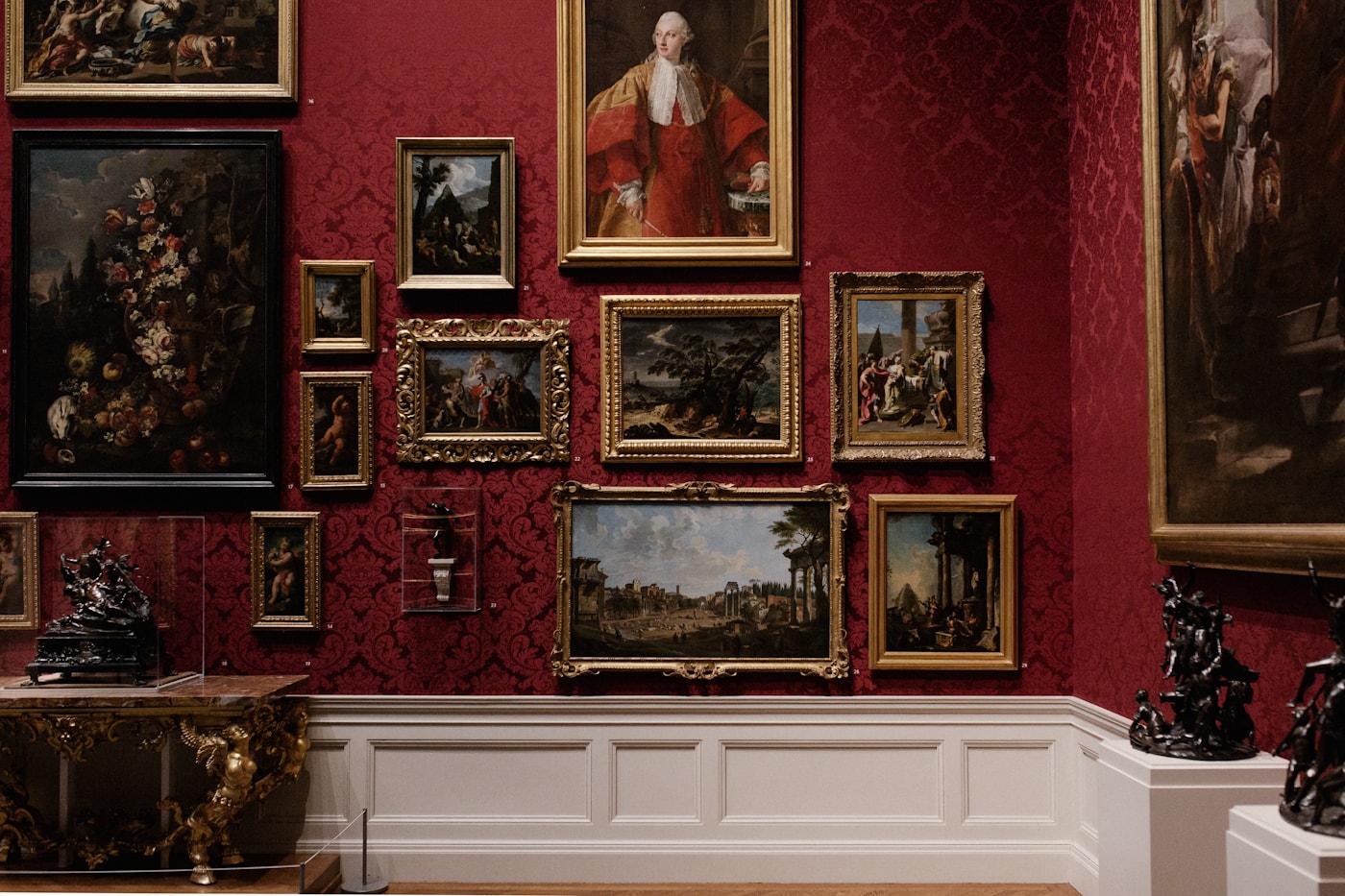 Museum interior with a quiet circulation route